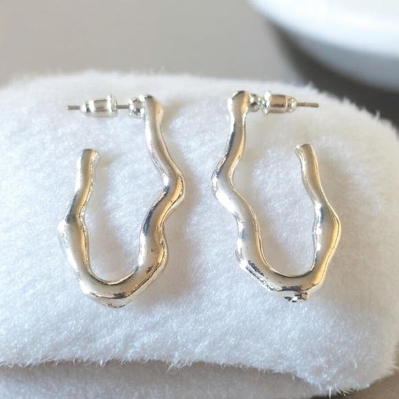 3 for $15 Silver Wave Hoop Earrings - Picture 1 of 5